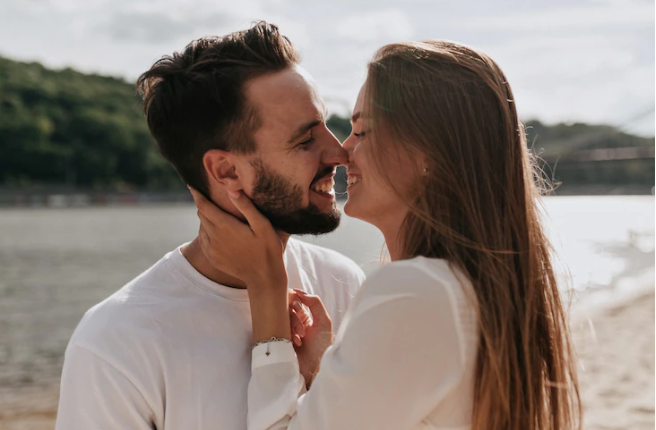 Las Mejores posturas para hacer el amor en la playa